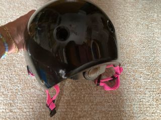Casco infantil negro con correas rosas