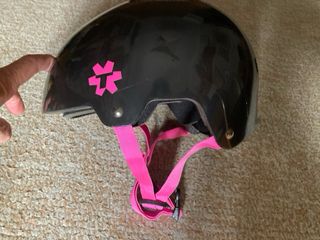 Casco infantil negro con correas rosas