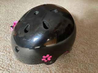 Casco infantil negro con correas rosas