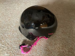 Casco infantil negro con correas rosas