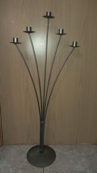 Portavelas de metal plateado
