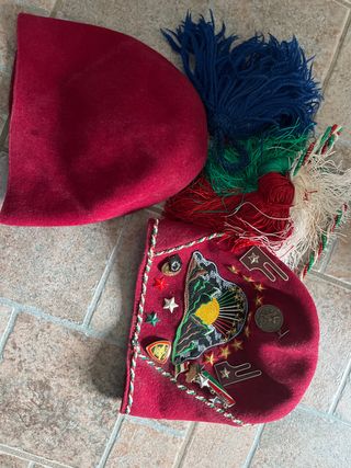 Berretto Militare Rosso con Fiocchi