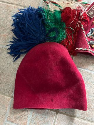 Berretto Militare Rosso con Fiocchi