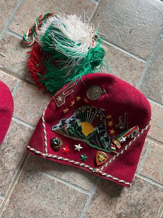 Berretto Militare Rosso con Fiocchi