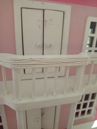 Casa de muñecas rosa para restaurar