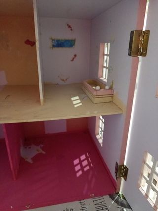 Casa de muñecas rosa para restaurar