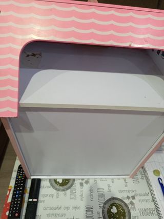 Casa de muñecas rosa para restaurar