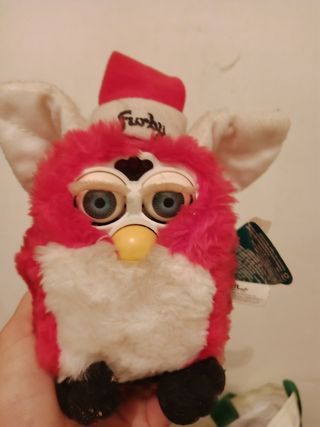 Muñeco Furby rojo con Gorro Navideño