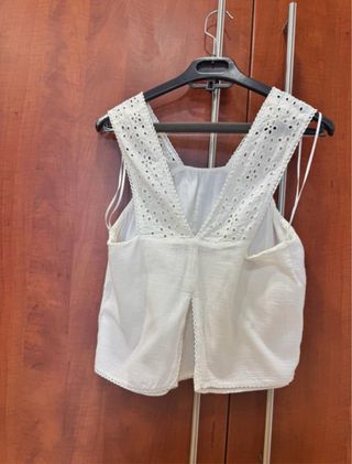 Top blanco tirantes anchos crochet