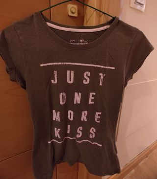 Camiseta verde militar con mensaje