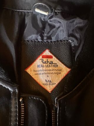 Cazadora de cuero negra