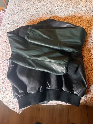 Cazadora de cuero negra