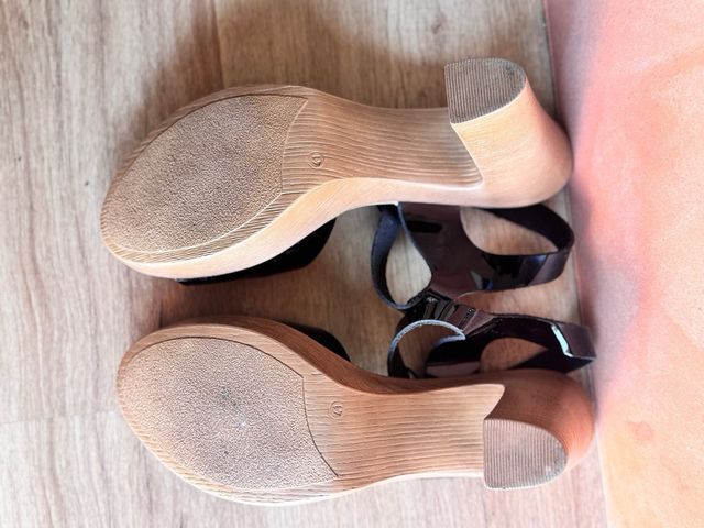 Sandalias tacón madera suela gel negras