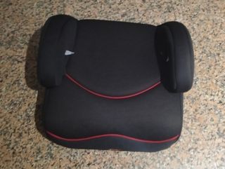 Alzador de coche negro con ribete rojo