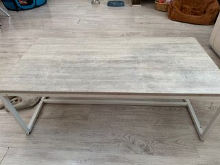 Mesa baja de salón gris y blanca