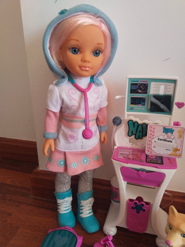 Nancy veterinaria con perros y accesorios