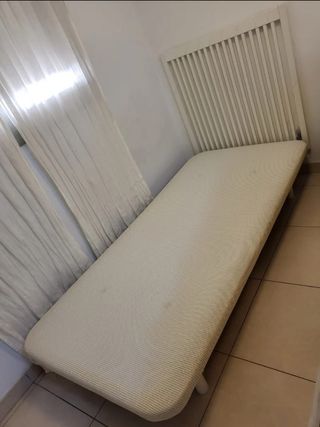 Cama individual beige y blanca