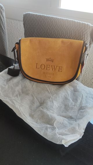 Bolso bandolera, en piel, color mostaza.