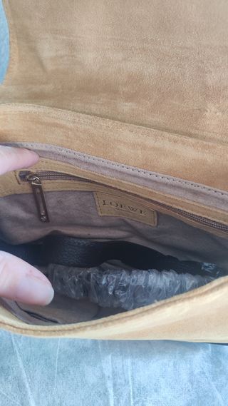 Bolso bandolera, en piel, color mostaza.