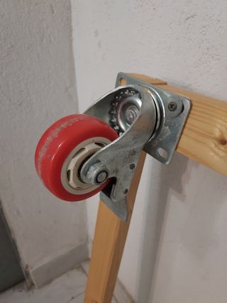 Base de madera con ruedas