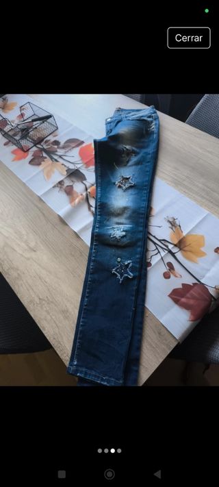 Pantalón vaquero con diseños