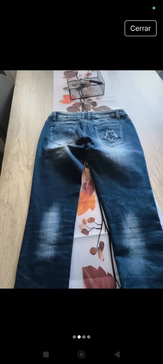 Pantalón vaquero con diseños
