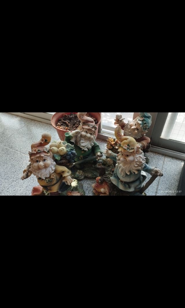 Figuras de jardín enanitos con frutas