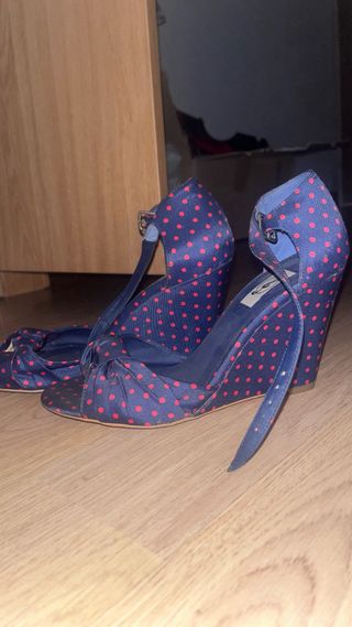 Zapatos de cuña azul con lunares rojos