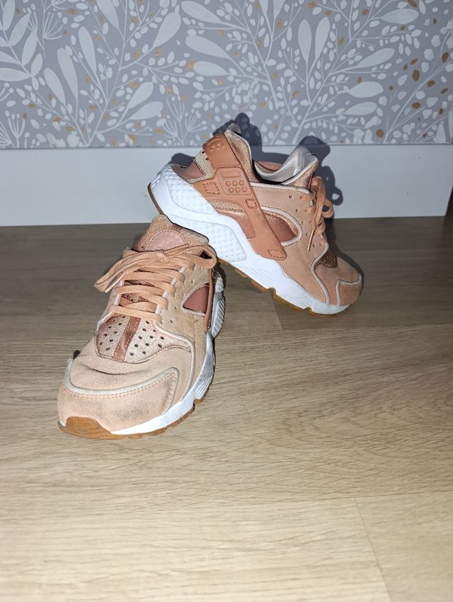 Zapatillas Nike Huarache color salmón 