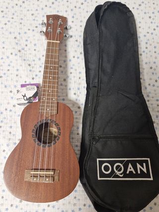 Ukelele OQAN con funda