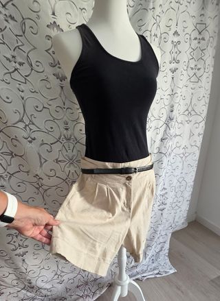 Conjunto Camiseta Negra y Pantalón Beige