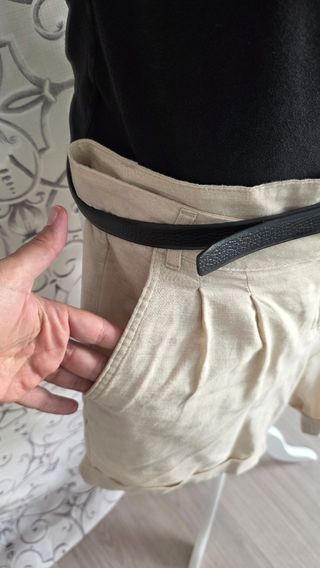 Conjunto Camiseta Negra y Pantalón Beige