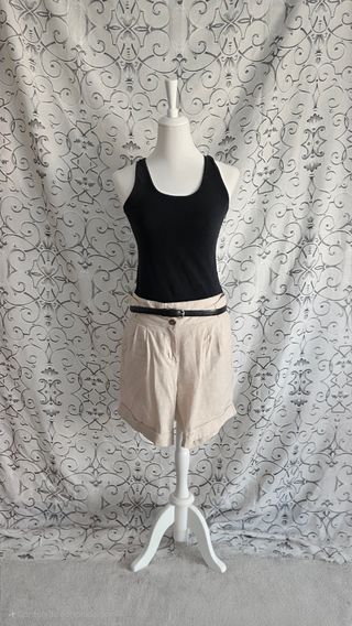 Conjunto Camiseta Negra y Pantalón Beige