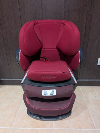 Silla de coche Isofix marca Cybex.