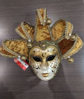 Maschera veneziana dorata con campane.