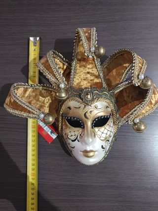 Maschera veneziana dorata con campane.