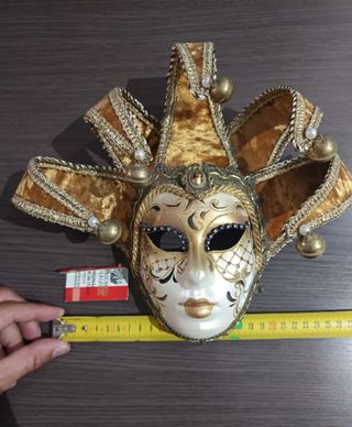 Maschera veneziana dorata con campane.