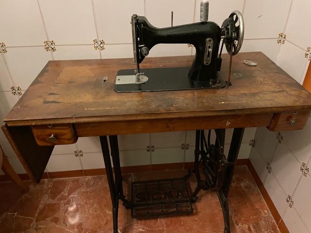 Máquina de coser antigua de mesa