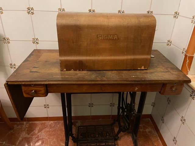 Máquina de coser antigua de mesa