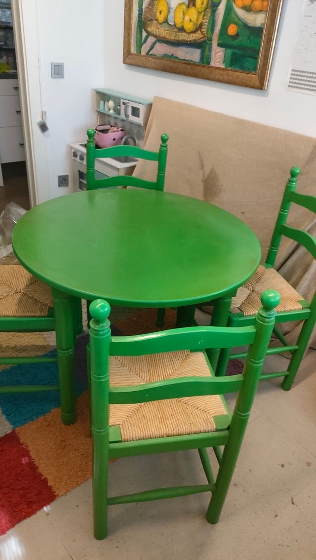 Mesa redonda y 4 sillas verdes