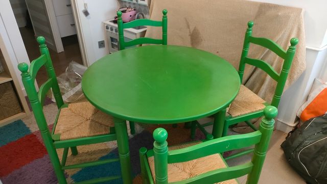 Mesa redonda y 4 sillas verdes