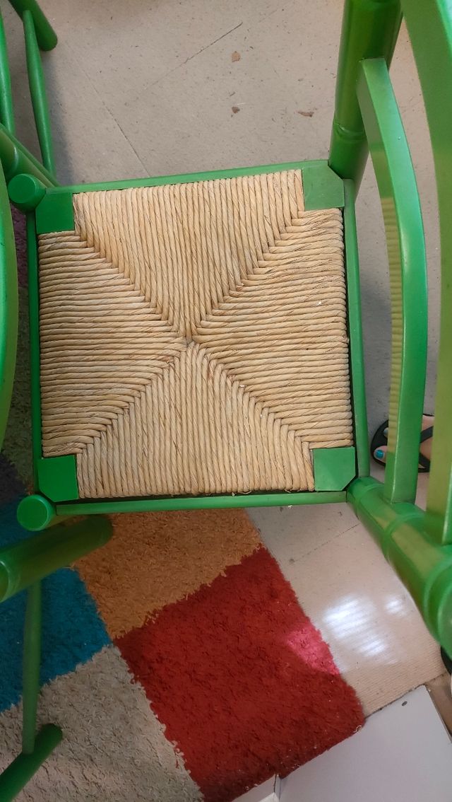 Mesa redonda y 4 sillas verdes