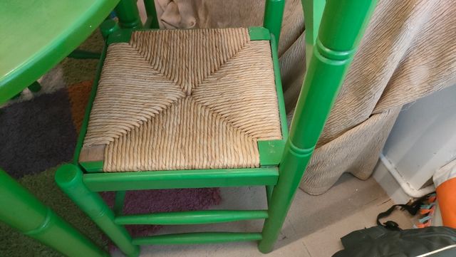 Mesa redonda y 4 sillas verdes