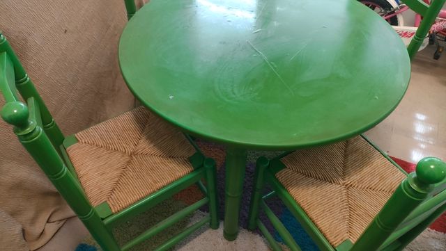 Mesa redonda y 4 sillas verdes