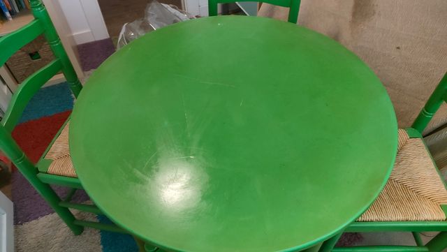 Mesa redonda y 4 sillas verdes
