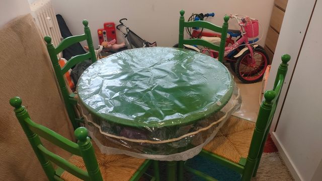 Mesa redonda y 4 sillas verdes