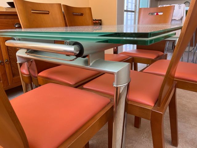 Mesa cristal y 6 sillas madera