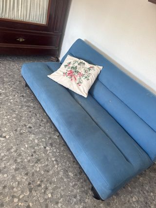 Sofá Cama Azul con Cojín Floral