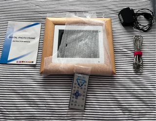 Marco de fotos digital blanco y borde de madera