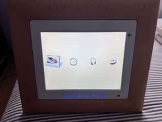 Marco de fotos digital blanco y borde de madera